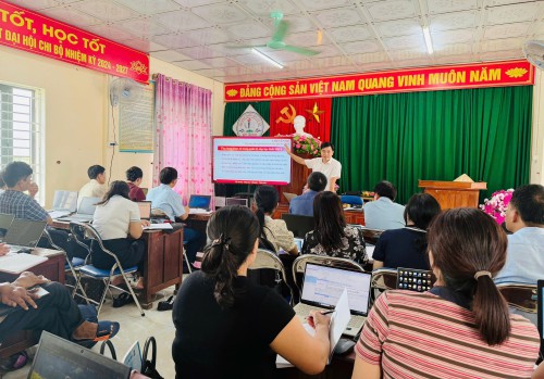 Đ/C Dương Đình Danh báo cáo các nội dung trong buổi chuyên đề.