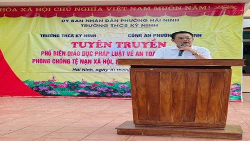 Thầy giáo Nguyễn Minh Đạo- Bí thư chi bộ- Hiệu trưởng nhà trường
