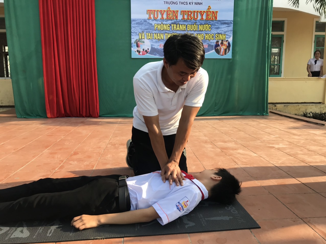 TRƯỜNG THCS KỲ NINH:  TỔ CHỨC TUYÊN TRUYỀN PHÒNG TRÁNH ĐUỐI NƯỚC VÀ TAI NẠN THƯƠNG TÍCH CHO HỌC SINH.