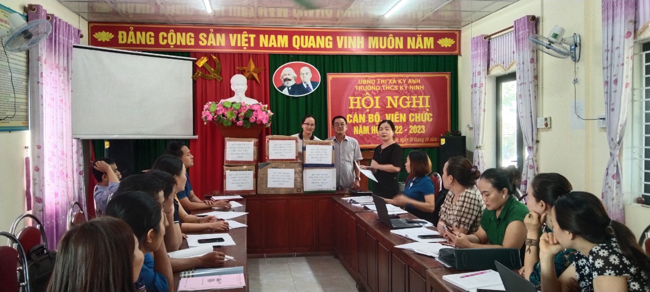 Chương trình Tặng sách “Góp một cuốn sách nhỏ, đọc ngàn cuốn sách hay ” tại thư viện trường THCS Kỳ Ninh- TX Kỳ Anh- Tĩnh Hà Tĩnh