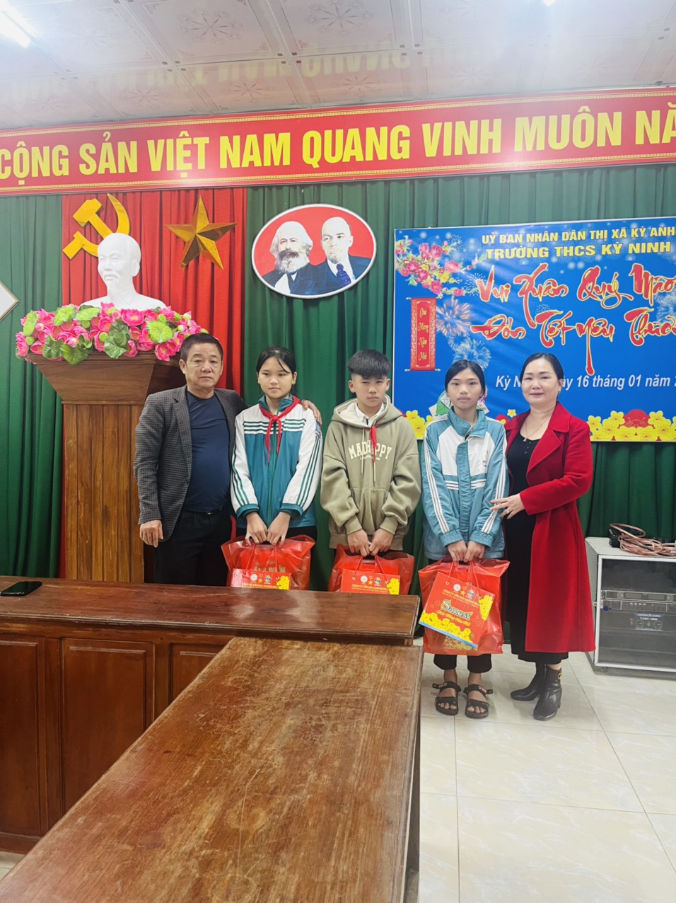 TRƯỜNG THCS KỲ NINH TỔ CHỨC CHƯƠNG TRÌNH VUI XUÂN QUÝ  MÃO ĐÓN  “TẾT YÊU THƯƠNG”.