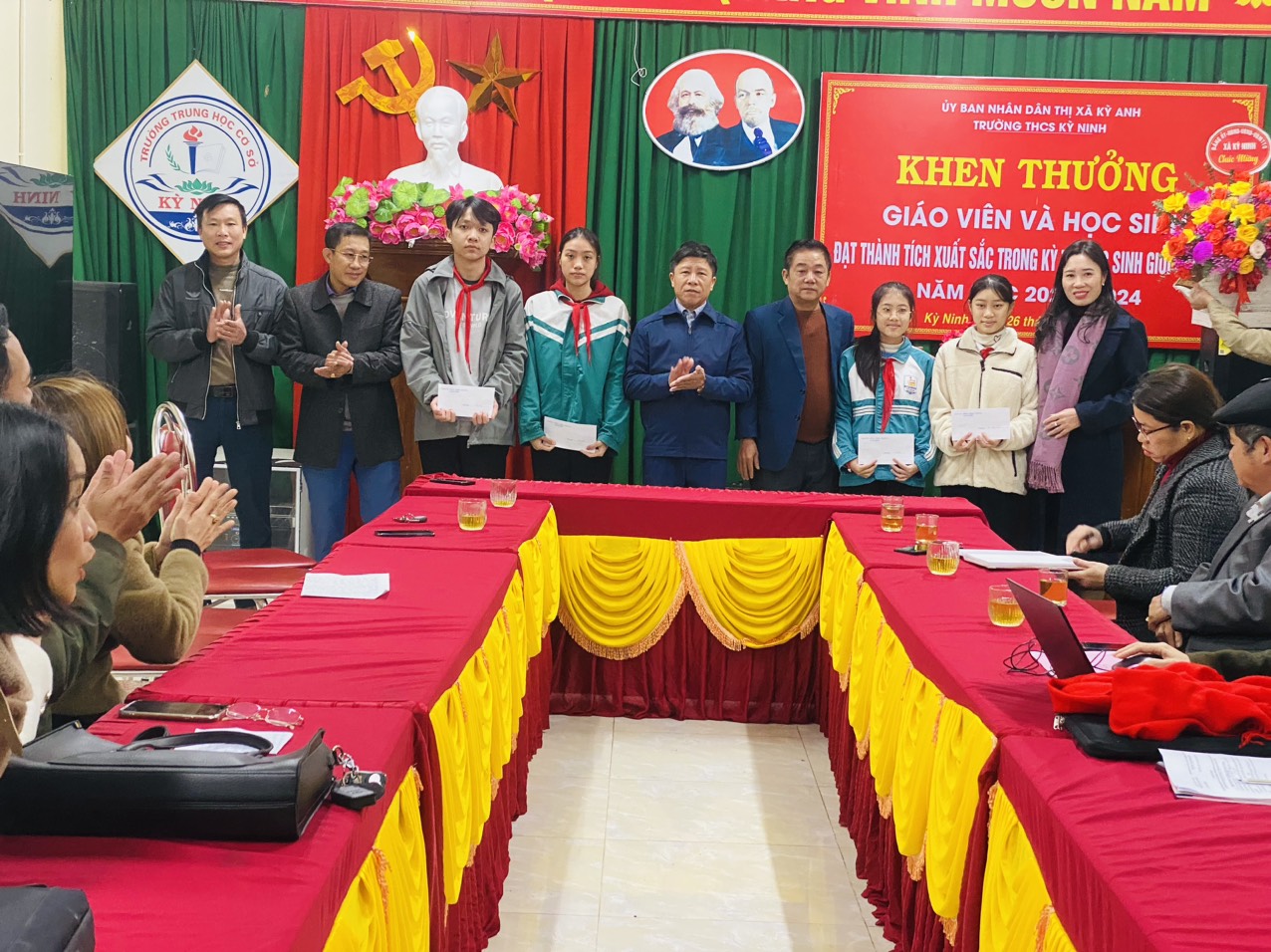 THCS Kỳ Ninh: khen thưởng giáo viên, học sinh đạt thành tích xuất sắc trong kỳ thi HSG tỉnh lớp 9 năm học 2023 – 2024