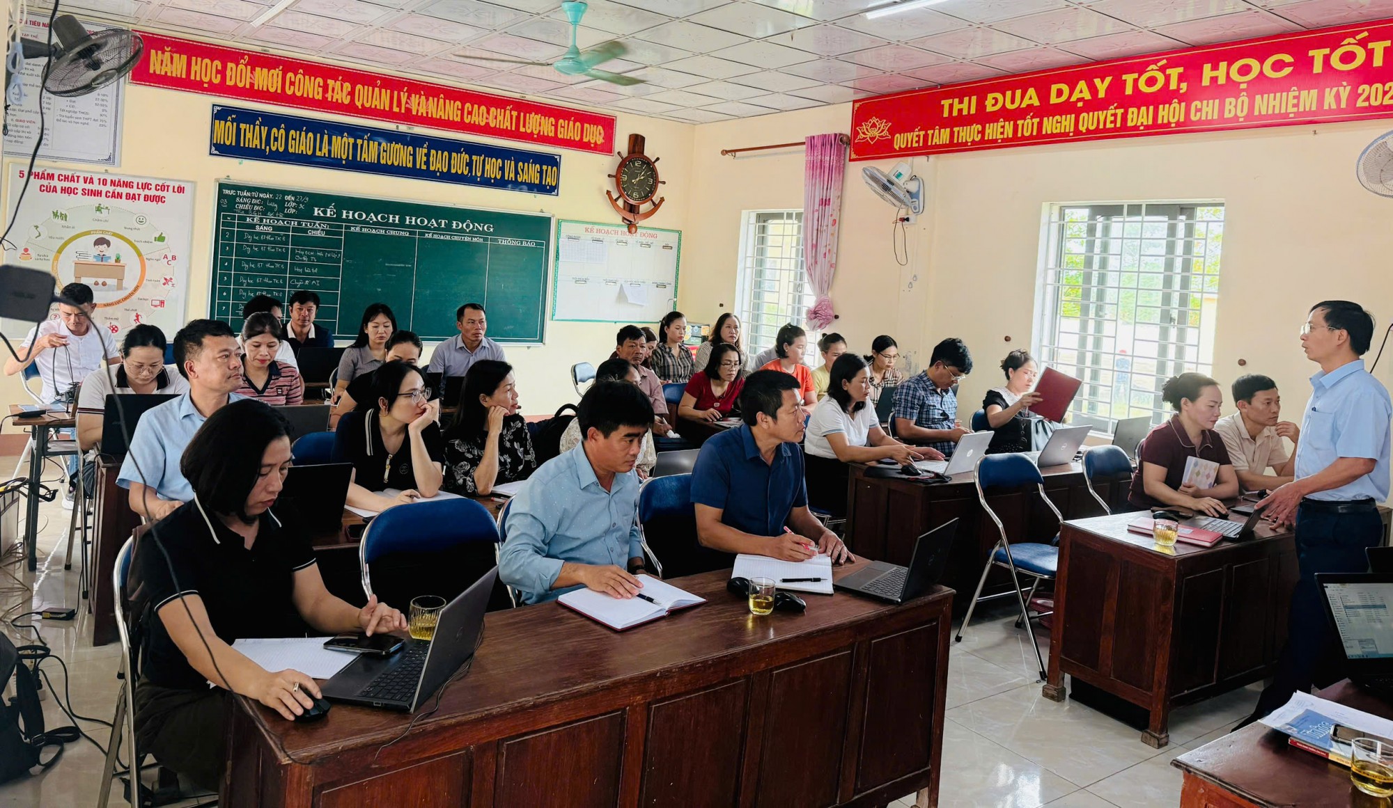 Đồng chí Võ Nguyên Hà phó Hiệu trưởng quán triệt nội quy trong buổi chuyên đề.