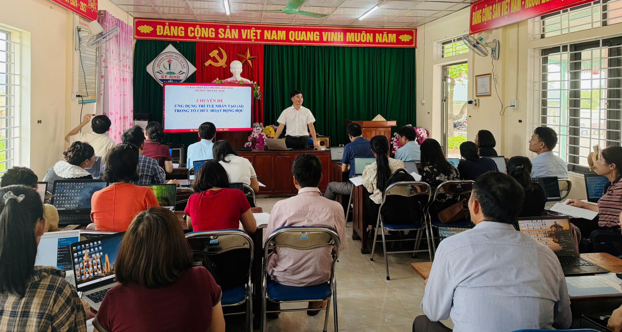 Đồng chí Võ Nguyên Hà phó Hiệu trưởng quán triệt nội quy trong buổi chuyên đề.