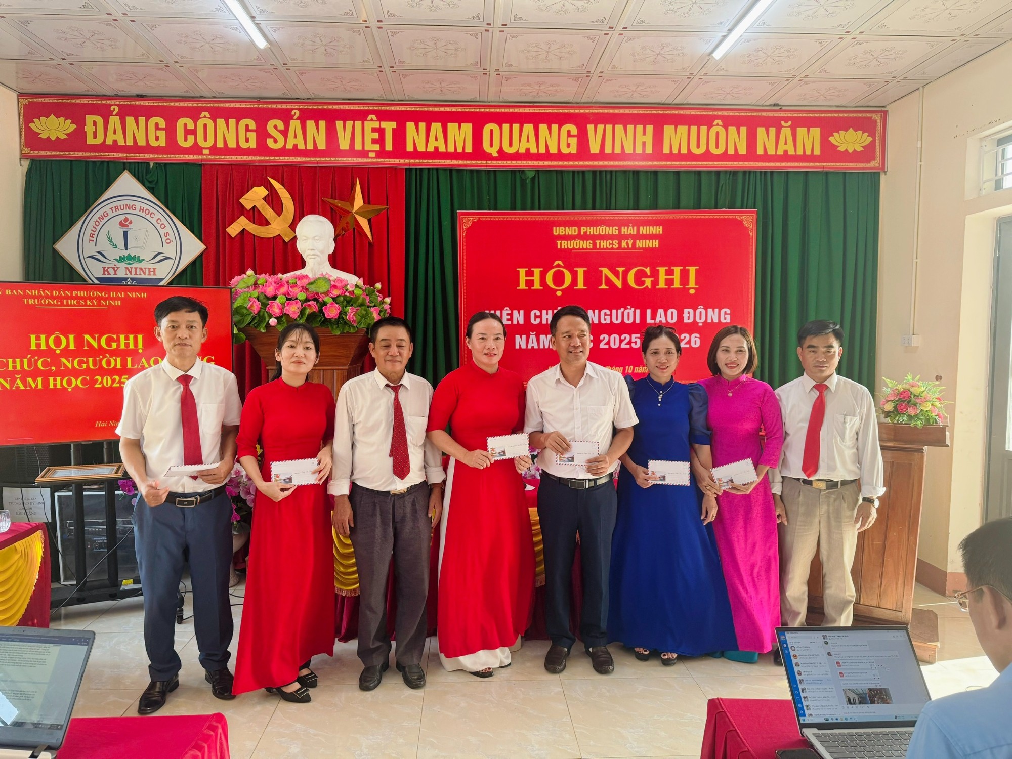 Trao thưởng GV ông tập tuyển sinh và giáo viên có HSG cấp tĩnh.